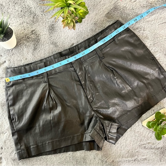 7 for all mankind Faux Leather Black Shorts - Size 28 - Picture 10 of 11